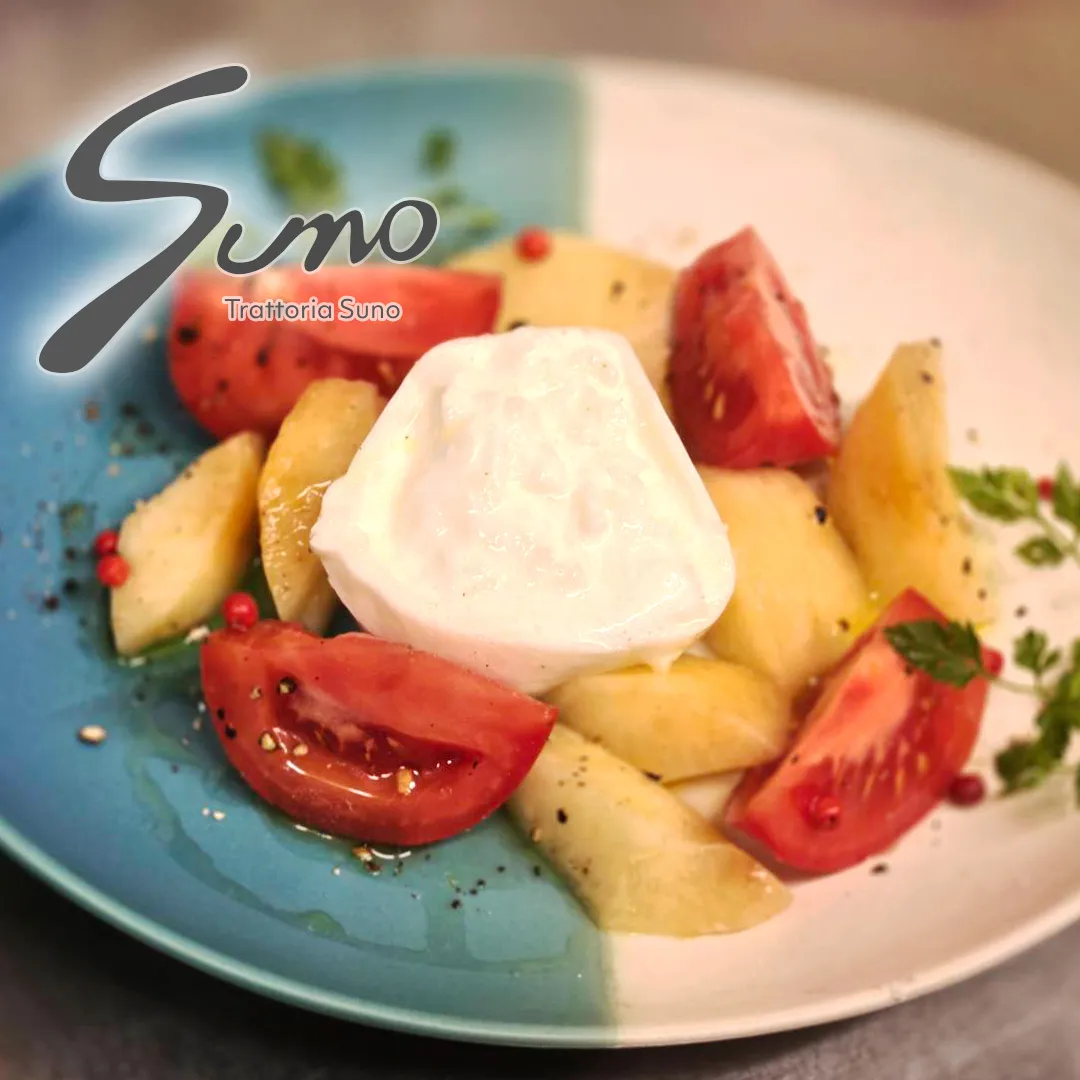 人形町せともの市で出会った新しいお皿に、旬の山梨県産の桃とブ...