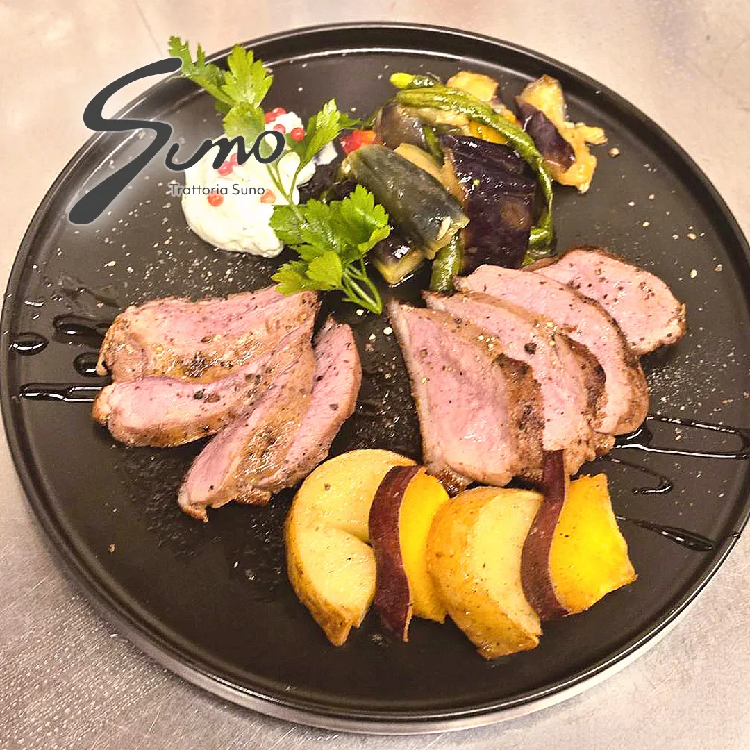 皮目は香ばしく、噛むほどにじゅわっと広がる鴨の旨み。